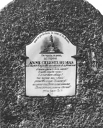 Ensemble de trois tombes, section A. Détail de la stèle de la tombe centrale ornée d'une plaque en porcelaine représentant une Vierge à l'Enfant et datant de la deuxième moitié du 19e siècle.