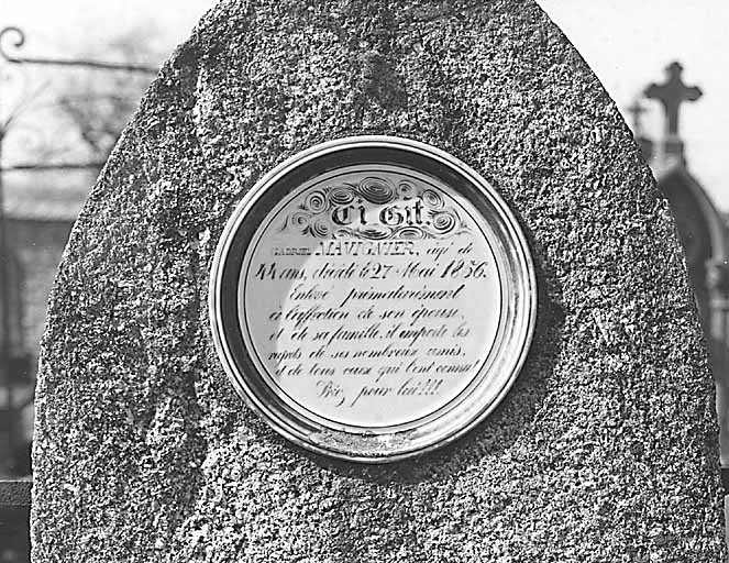 Tombe, section A. Vue partielle de la stèle ornée d'une plaque funéraire en porcelaine, sans décor polychrome et datant de la deuxième moitié du 19e siècle.
