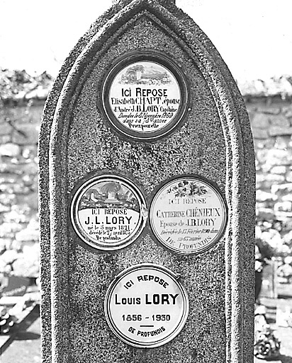Tombe, section A. Vue partielle de la stèle ornée de quatre plaques funéraires en porcelaine datant de la deuxième moitié du 19e siècle ou du 1er quart du 20e siècle.