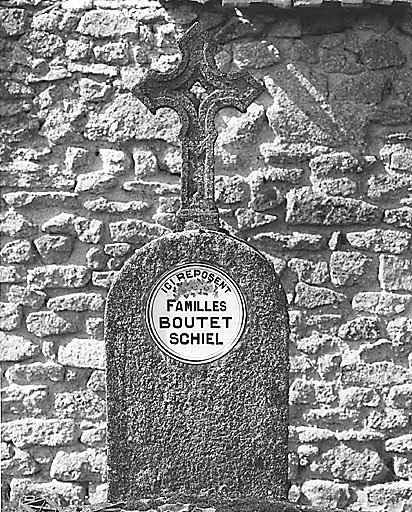 Tombe, section A. Vue de la stèle de la tombe ornée d'une plaque funéraire en porcelaine portant un décor floral et datant de la fin du 19e siècle ou du début du 20e siècle.