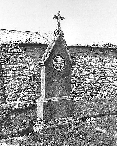 Tombe, section A. Vue de la stèle de la tombe datant de la deuxième moitié du 19e siècle ; stèle portant sur les rampants un décor sculpté en relief simulant une guirlande végétale.
