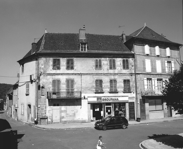 Ensemble d'édifices à cour commune