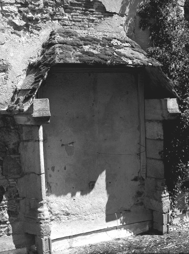 Rue Détournée. Vue d'une cheminée accolée extérieurement, au niveau du premier étage, au mur pignon sud-ouest de l'hôtel situé 3 rue Détournée (englobé aujourd'hui dans la médiathèque) ; cette cheminée appartenait à une maison portée sur le cadastre de 1817 (parcelle 504) et aujourd'hui démolie.