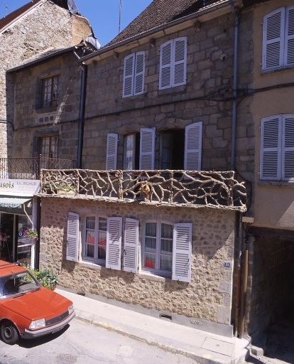 31 Grande Rue. Maison (AM 17). Vue de l'élévation antérieure, sur rue, montrant, au niveau du premier étage, un garde-corps de balcon réalisé en ciment armé.