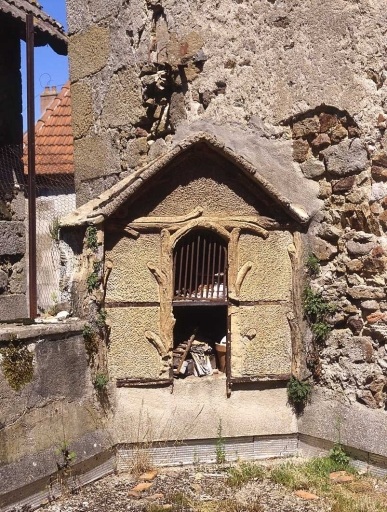 Clapier réalisé en ciment armé et situé dans la cour. Ce clapier, lors des travaux d'aménagement de la médiathèque, a été soit démoli, soit déplacé.