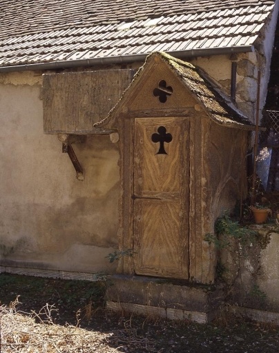 Vue de la latrine et de son réservoir exécutés en ciment armé et aujourd'hui démontés. Cette latrine était située sur le dessus d'un bâtiment formant terrasse (bâtiment donnant sur la rue Détournée et aujourd'hui démoli).