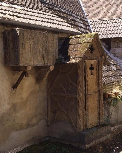 Vue de la latrine et de son réservoir exécutés en ciment armé et aujourd'hui démontés. Cette latrine était située sur le dessus d'un bâtiment formant terrasse (bâtiment donnant sur la rue Détournée et aujourd'hui démoli).