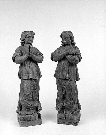 Eléments de l'exposition : deux statuettes de cariatides, vue générale de face.