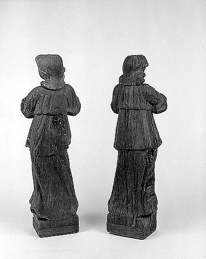 Eléments de l'exposition : deux statuettes de cariatides, vue générale de revers.