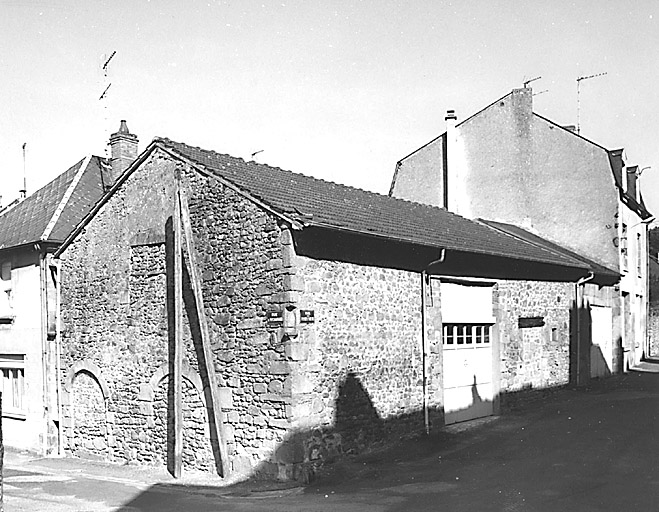 La Souterraine, ville. Angle rue du Puycharraud et rue des Fossés-Saint-Michel (cadastre 1992, BC 150). Maison transformée en grange avec éléments d'architecture médiévale (deux arcs de baie en plein cintre, au rez-de-chaussée, peut-être anciennes arcades d'échoppe, et fenêtre à meneau, au premier étage).