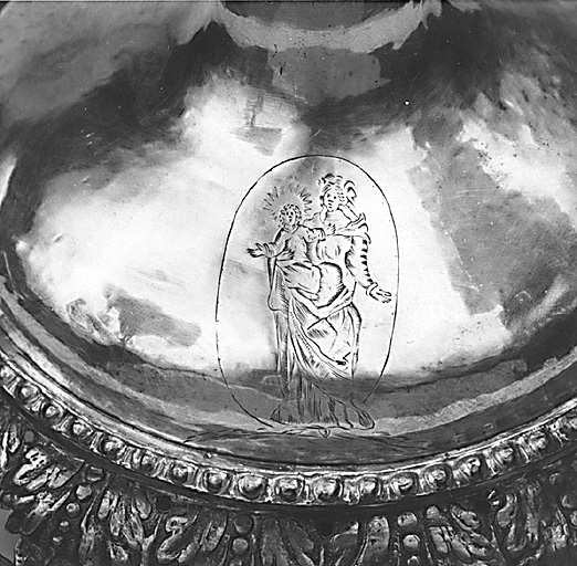 Pied du calice. Détail du décor gravé représentant la Vierge à l'Enfant.