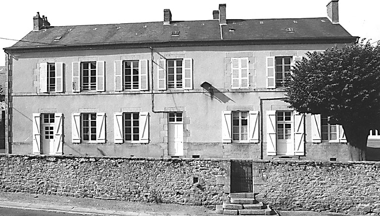 Azerables. Ecole, vue d'ensemble.