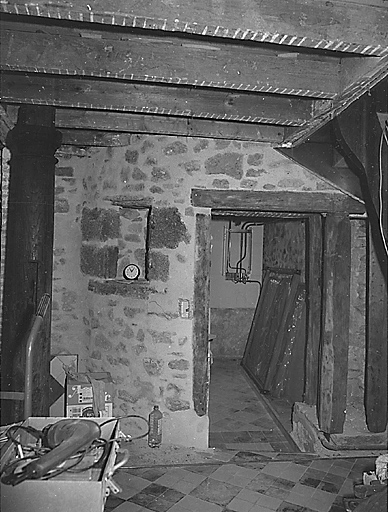 Rez-de-chaussée. Vue partielle montrant la partie inférieure d'un mur convexe (vestiges probable d'une ancienne cage d'escalier en vis).