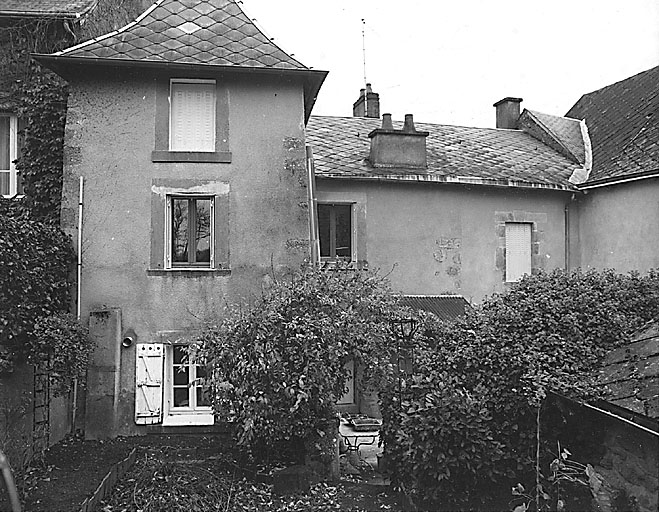 Vue d'ensemble de l'élévation ouest donnant sur le jardin.