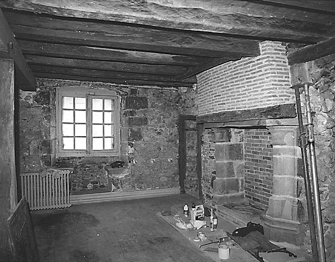 Premier étage, vue partielle d'une pièce. Les jambages de la cheminée restaurée proviennent d'une maison située à la Souterraine, 25 et 27 place du Marché.