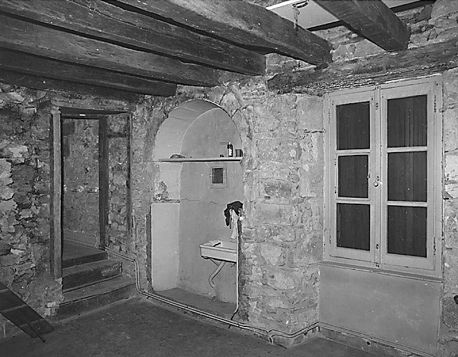 Premier étage. Vue partielle de la pièce située au-dessus de l'ancienne écurie et montrant une niche en plein cintre aménagée dans le mur goutterot (emplacement d'un ancien évier ?).