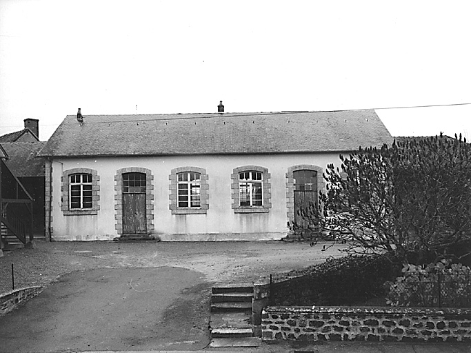 Bazelat. Ecole, vue d'ensemble.