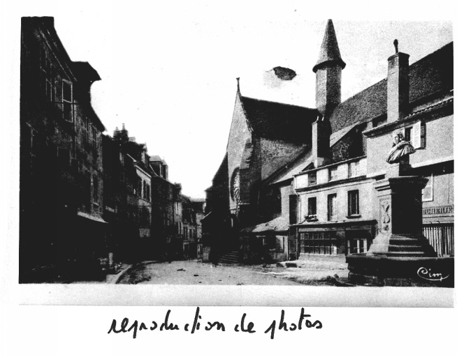 Vue d'ensemble de la Grande Rue avec la fontaine en premier plan, et l'église du Moutier à l'arrière-plan.