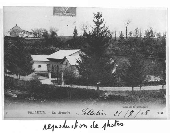 Vue d'ensemble, en 1908, des trois bâtiments constituant l'abattoir. Actuellement subsiste seulement le bâtiment situé à droite.