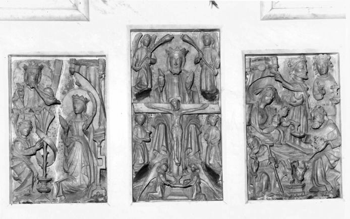 Retable en albâtre anglais volé en 1978, vue des 3 plaques centrales, de gauche à droite : Annonciation, Christ en croix, Adoration des mages.