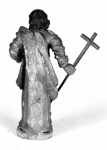 Statuette d'apôtre : vue de dos.