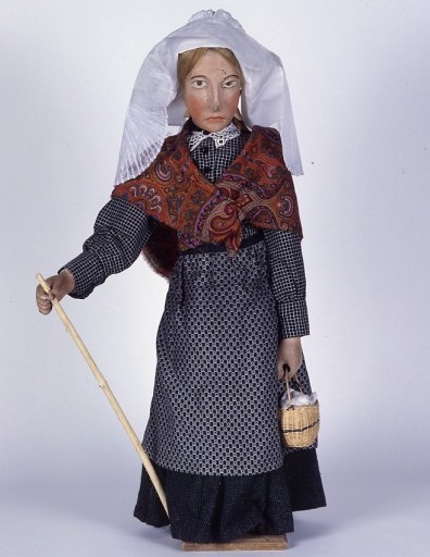Paysanne portant un petit panier d'osier ouvert : vue de face.