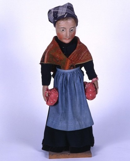 Paysanne coiffée d'un fichu, portant deux baluchons : vue de face.