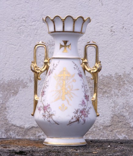 Avers du vase aux instruments de la Passion.