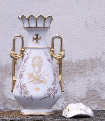 Avers du vase au calice et à la croix.
