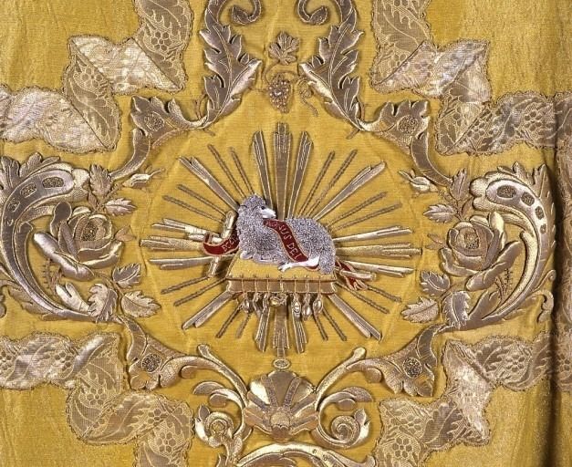 Détail de l'agneau brodé en fort relief au dos de la chasuble.