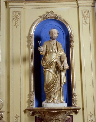 Statue de saint Pierre, dans la niche droite du retable.