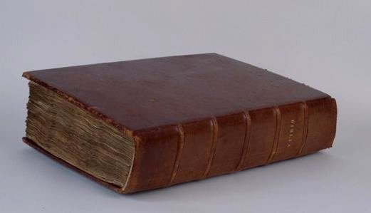 Vue de la reliure : tranche et plat inférieur.