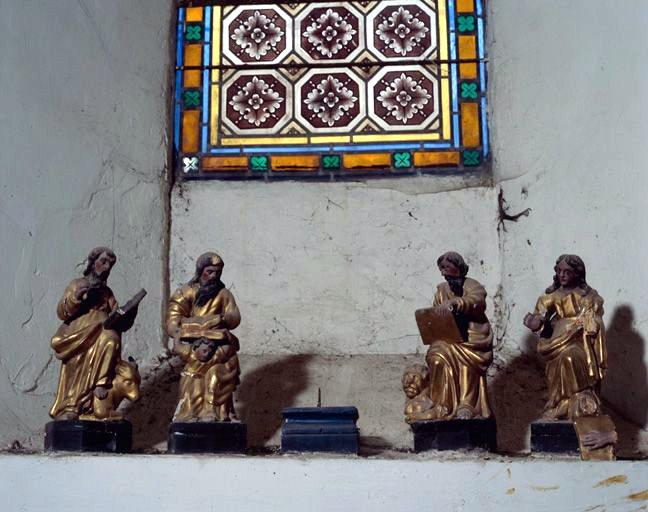 Vue de face des 4 statuettes des évangélistes, après le vol de la Vierge à l'enfant.