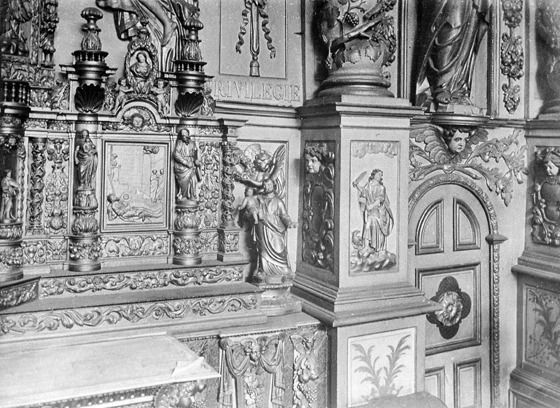 Détail de l'aile droite du tabernacle, et de la statuette de saint Joseph portant l'enfant Jésus.