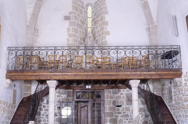 Vue d'ensemble de la tribune et ses deux escaliers d'accès.