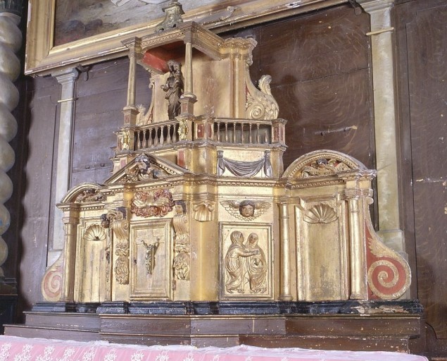Côté droit du tabernacle et de l'exposition.