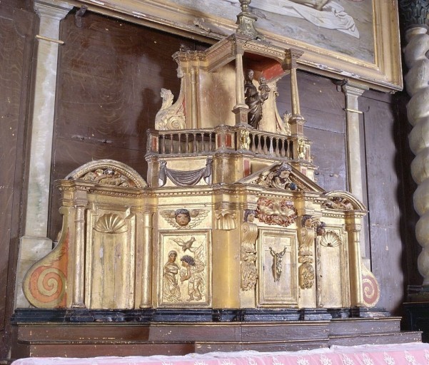Côté gauche du tabernacle et de l'exposition.