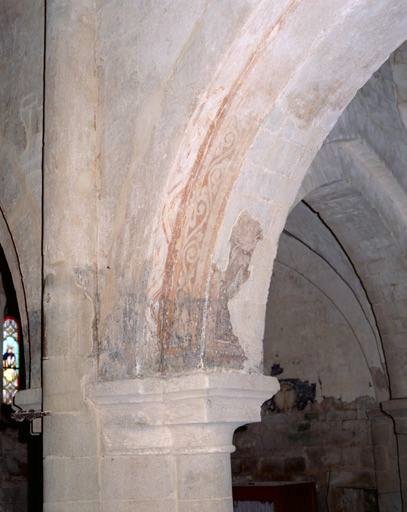 Vue des peintures décoratives, sur un arc du côté sud du choeur.