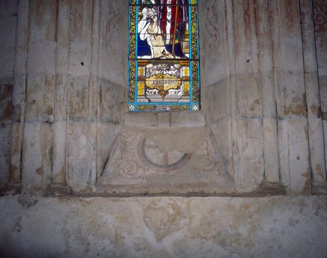 Croix de consécration dans l'embrasure de la fenêtre axiale du choeur.