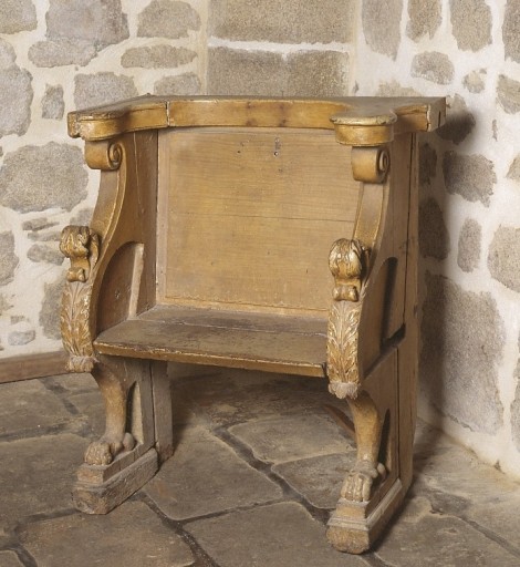 Vue de trois-quarts droite de la première stalle.