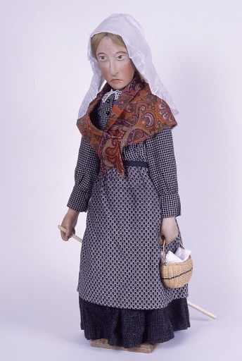 Paysanne portant un petit panier d'osier ouvert : vue de face après restauration.