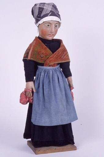 Paysanne coiffée d'un fichu, portant deux baluchons : vue de trois-quarts gauche après restauration.