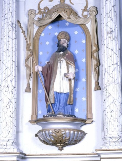 Détail de la statue de saint évêque dans la niche de la travée nord du retable.