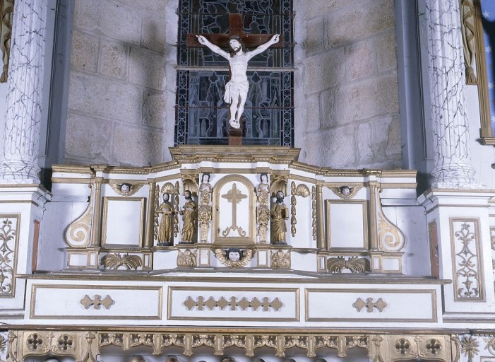 Vue générale du tabernacle et de ses 3 statuettes.