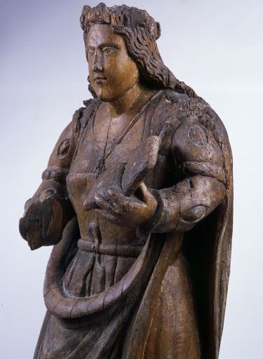 Détail du buste, de trois-quarts face.
