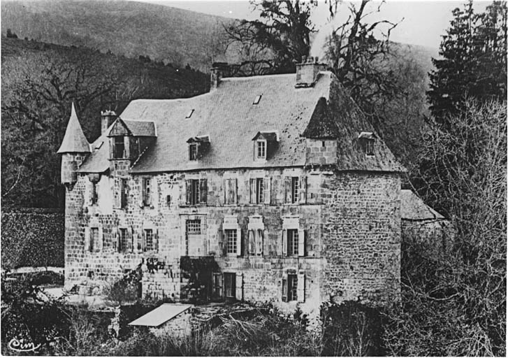 Vue de la façade principale du château.
