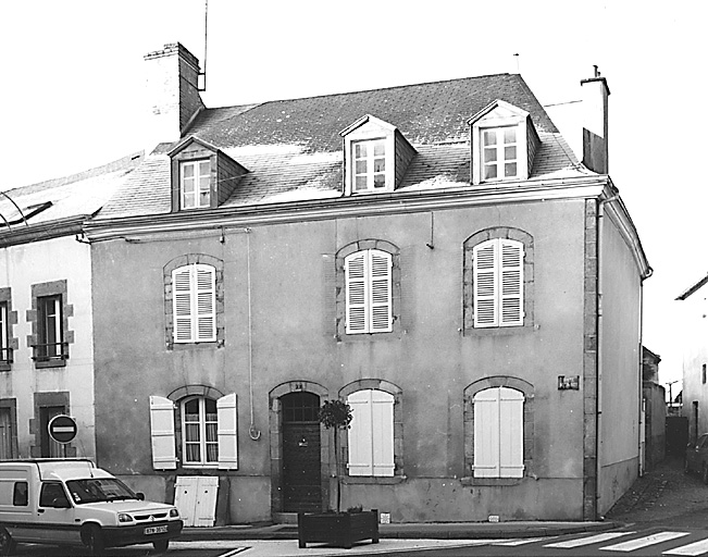 La Souterraine, ville. 1 rue de Limoges. Maison construite au cours de la deuxième moitié du 18e siècle ; maison à un étage carré, un étage de comble et se développant sur trois travées ; la porte du rez-de-chaussée, décentrée, n'occupe pas une travée. Vue d'ensemble de l'élévation antérieure. Cadastre 1992 BC 64.