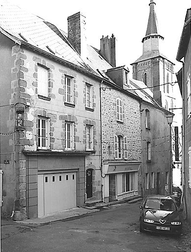 La Souterraine, ville : 4, 6 rue Alexandre Bétolaud (cadastre 1992, BD 107, 108). Vue de deux maisons à deux étages carrés, l'une à trois travées et l'autre à une travée et bâties sur des parcelles médiévales.