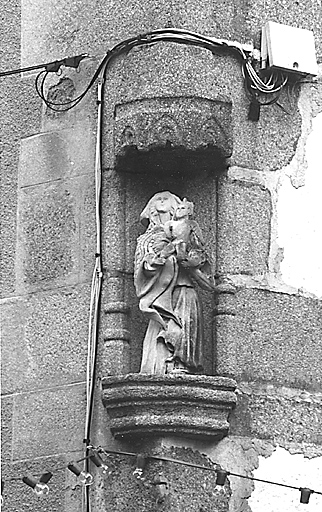 La Souterraine, ville. Angle rue des Toiles et 6 rue Alexandre Bétolaud. Maison. Vue d'une niche aménagée dans le chaînage d'angle, au niveau du premier étage. Cadastre 1992 BD 107.