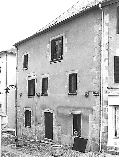 La Souterraine, ville. Maison, 2 rue du Portail (cadastre 1992, BD 19). Vue de l'élévation antérieure présentant, au rez-de-chaussée, les vestiges d'une baie, probablement arcade d'échoppe (à gauche), une sortie de cave (à droite), et au premier étage, trois corbeaux destinés à recevoir un auvent.